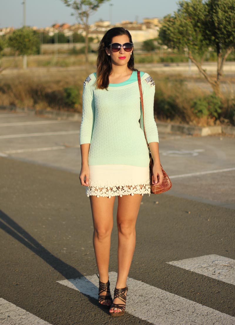 Jersey mint y falda blanca