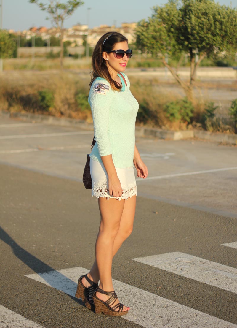 Jersey mint y falda blanca