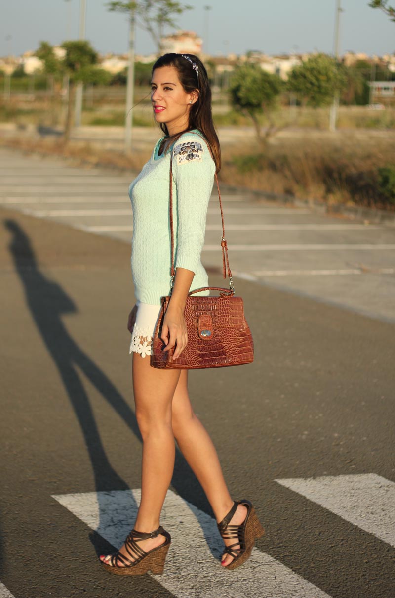 Jersey mint y falda blanca
