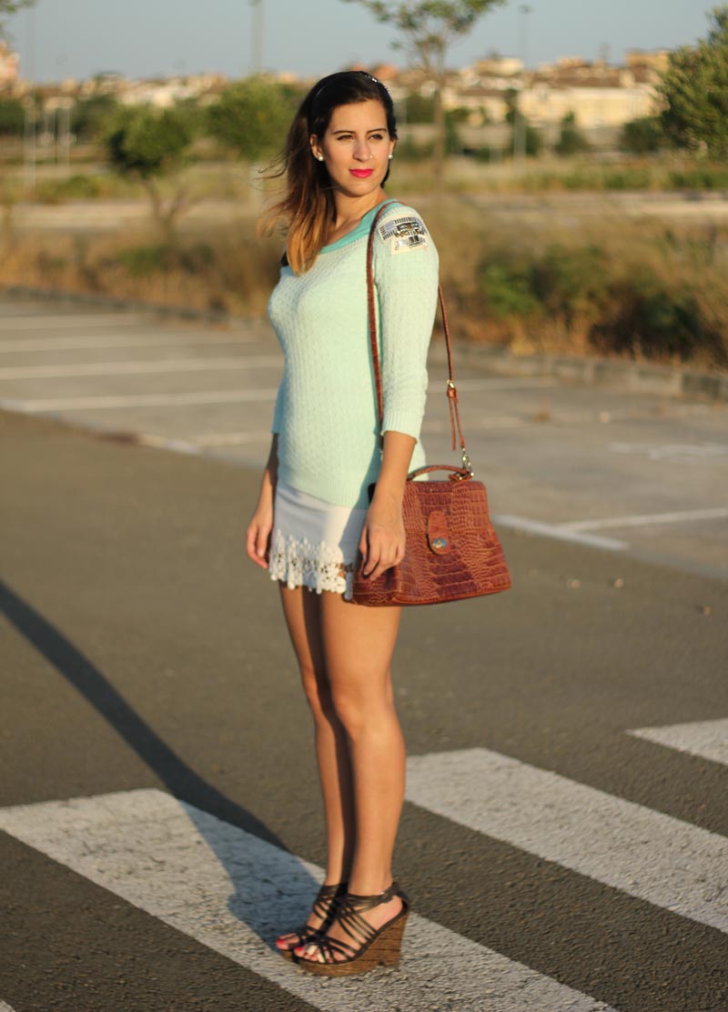 Jersey mint y falda blanca