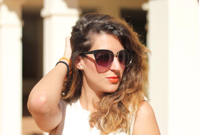 Camisa beige y shots de flores