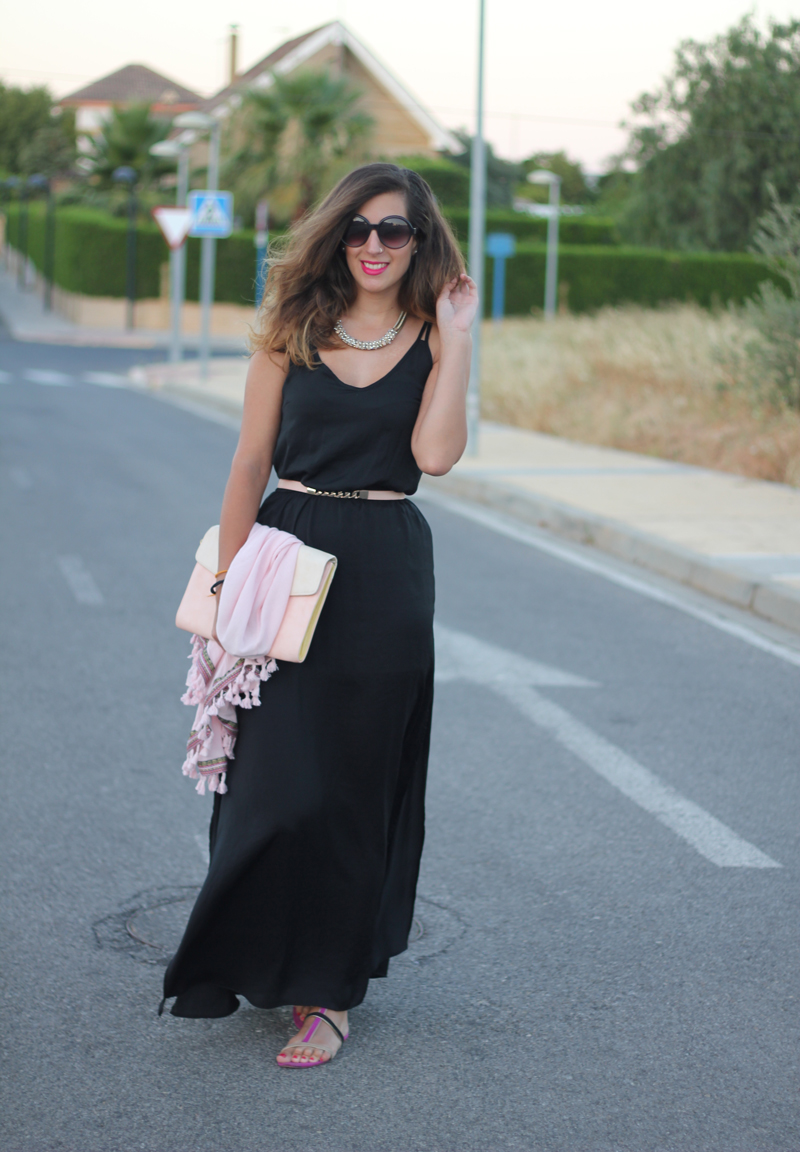 Vestido negro y kimono rosa