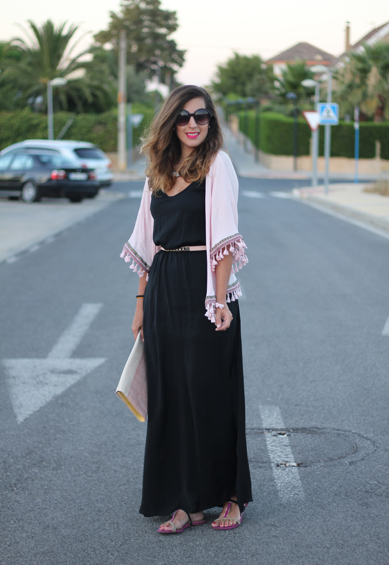 Vestido negro y kimono rosa