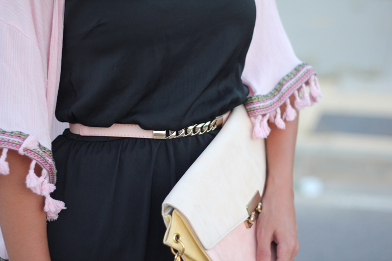 Vestido negro y kimono rosa