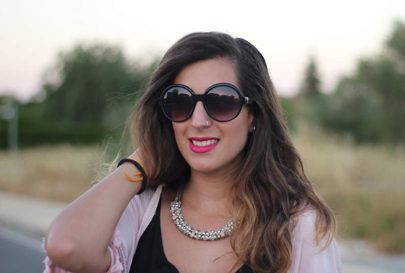 Vestido negro y kimono rosa