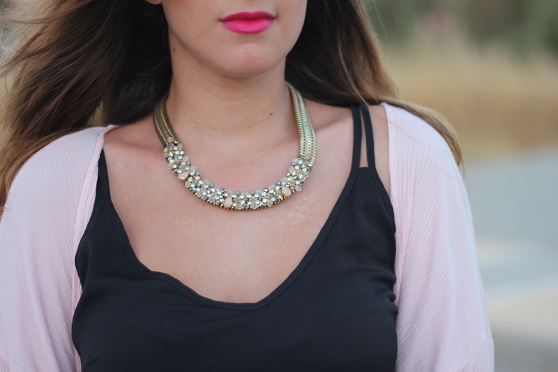 Vestido negro y kimono rosa