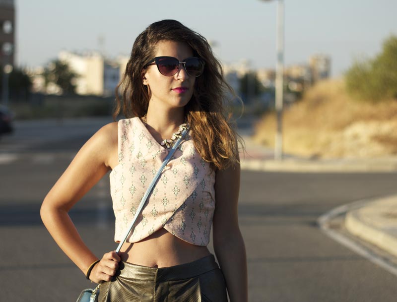 Crop top rosa + shorts verde oliva