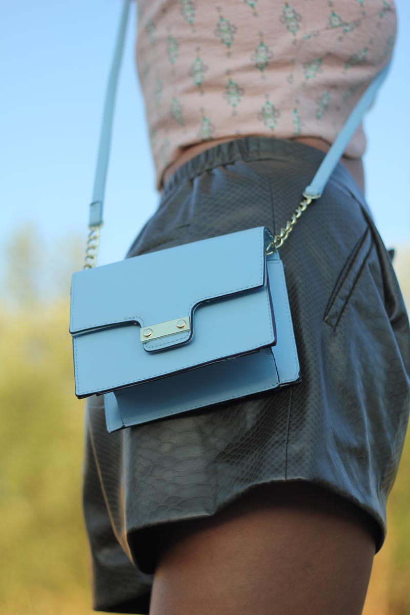 Crop top rosa + shorts verde oliva