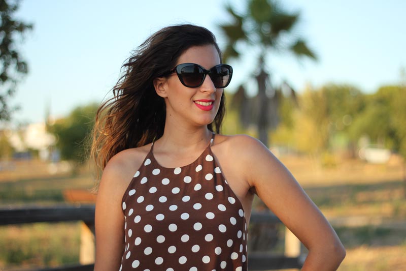 Vestido marrón de lunares