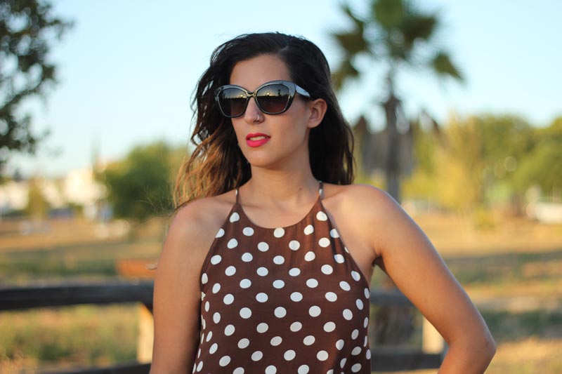 Vestido marrón de lunares