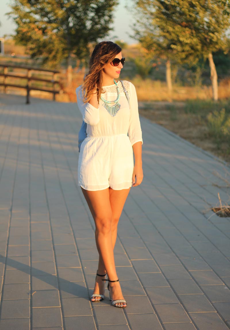 Mono blanco + complementos celestes