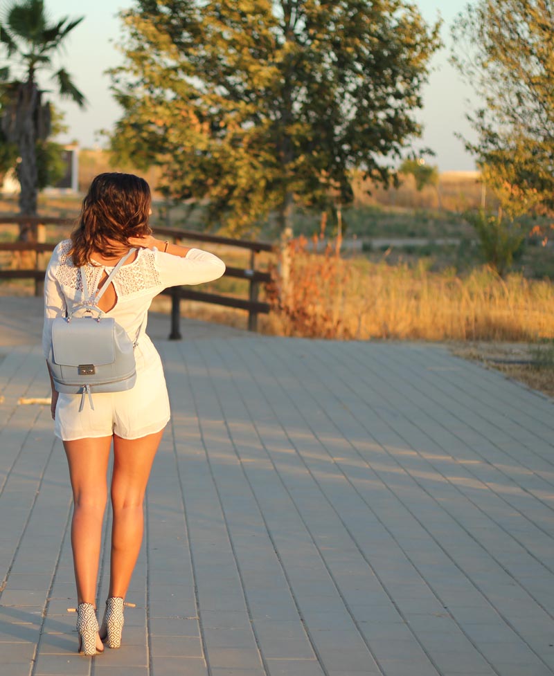 Mono blanco + complementos celestes