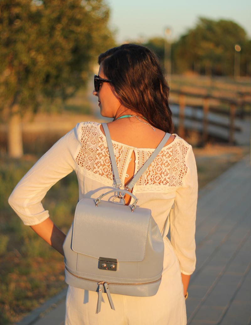 Mono blanco + complementos celestes