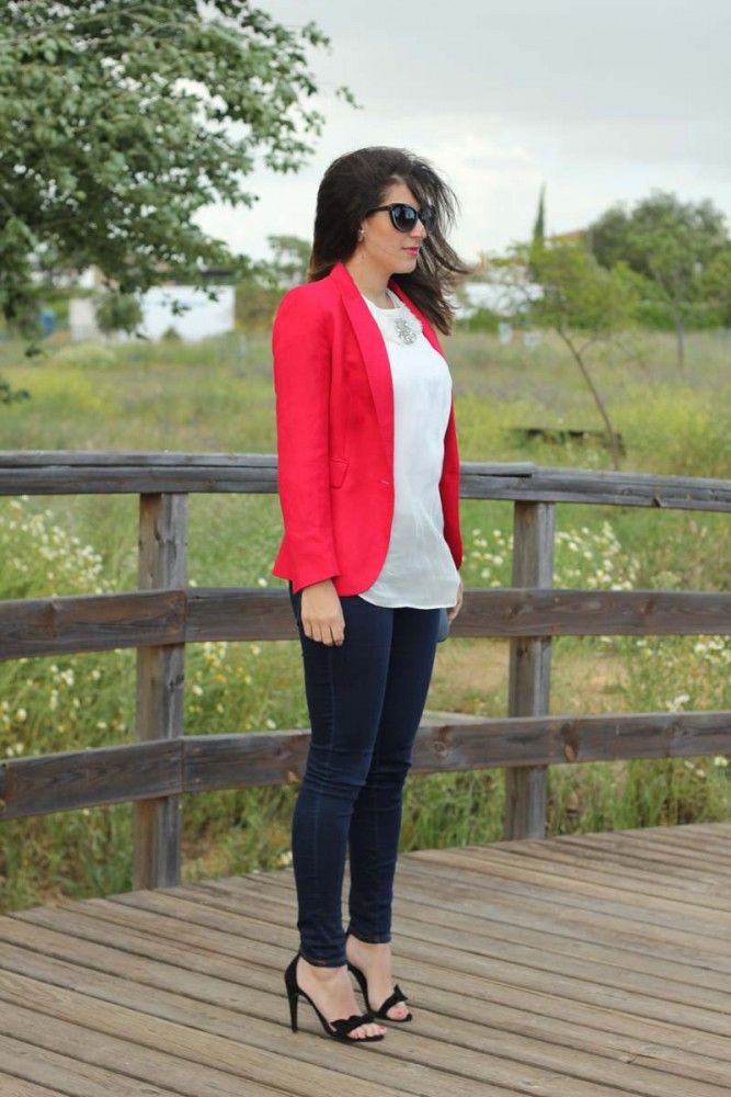 Blazer roja y jeans