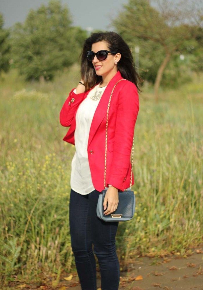 Blazer roja y jeans