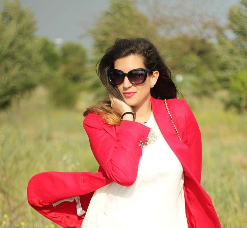 Blazer roja y jeans