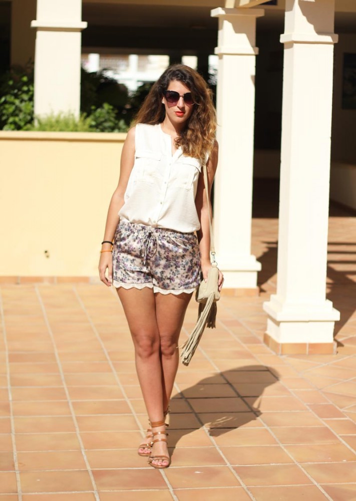 Camisa beige y shots de flores