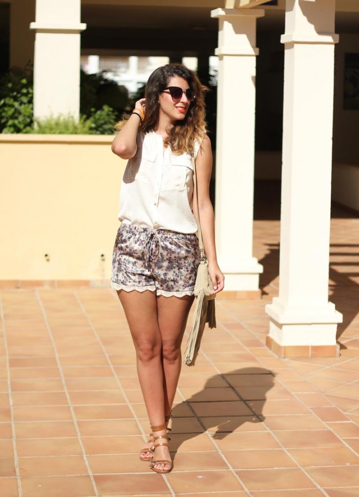 Camisa beige y shots de flores