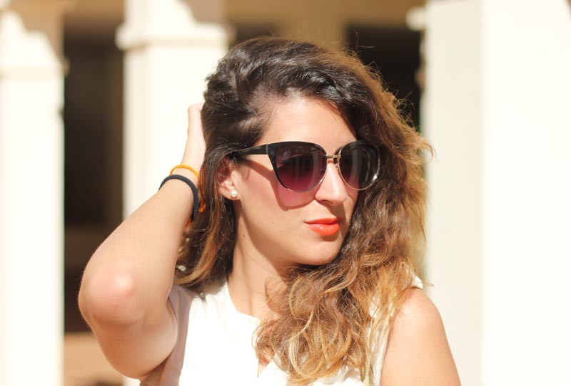 Camisa beige y shots de flores