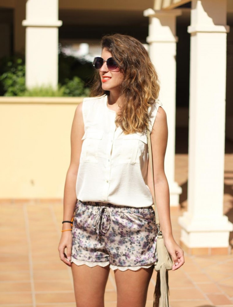 Camisa beige y shots de flores