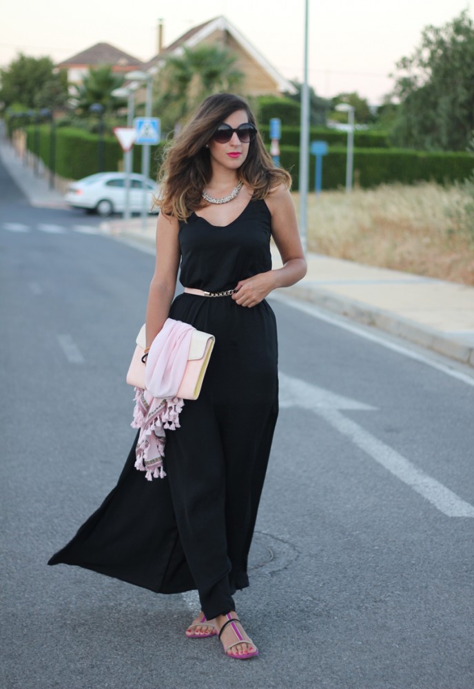 Vestido negro y kimono rosa