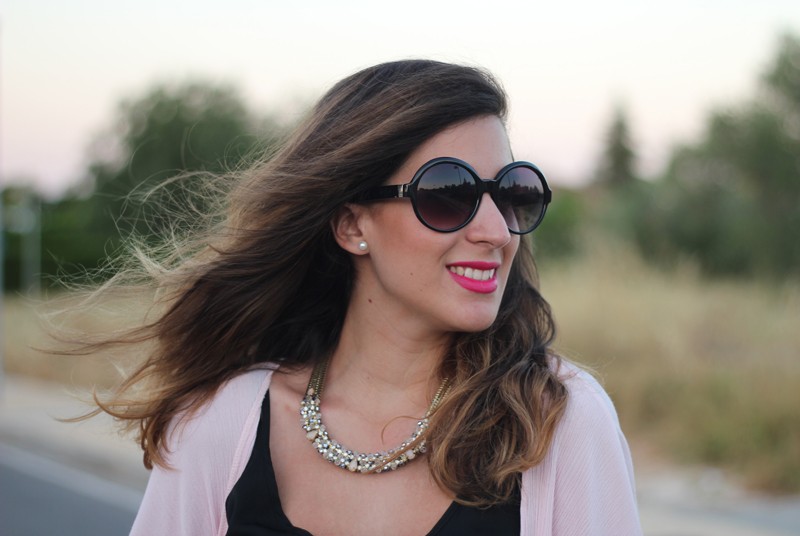 Vestido negro y kimono rosa