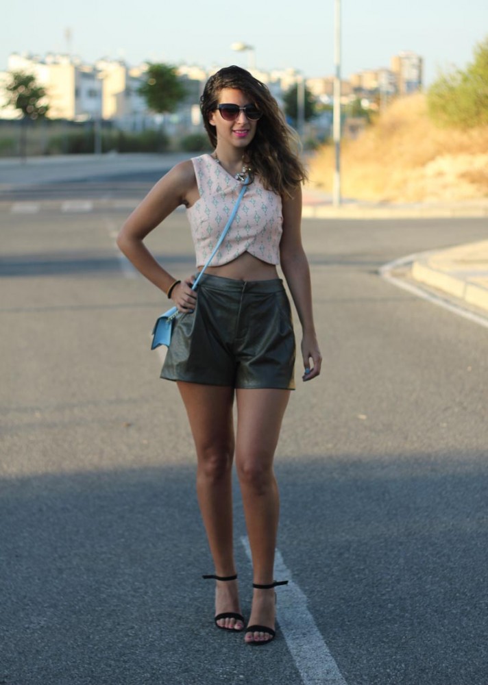 Crop top rosa + shorts verde oliva