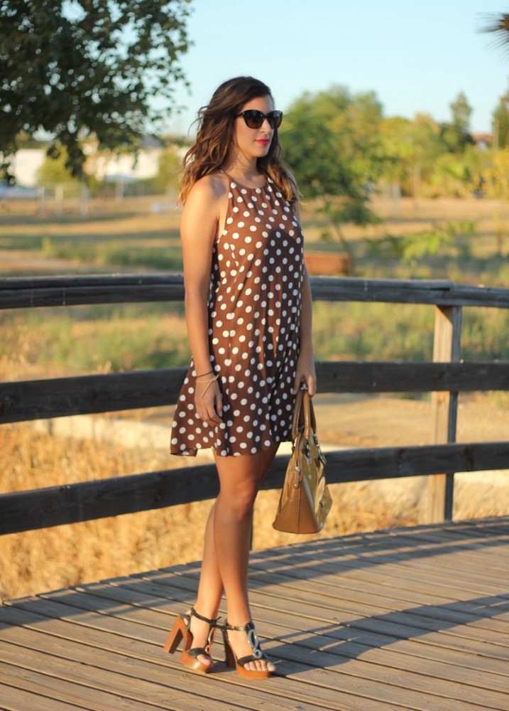 Vestido marrón de lunares