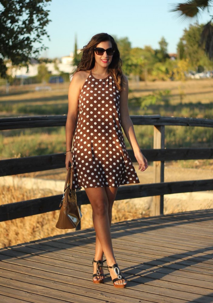 Vestido marrón de lunares