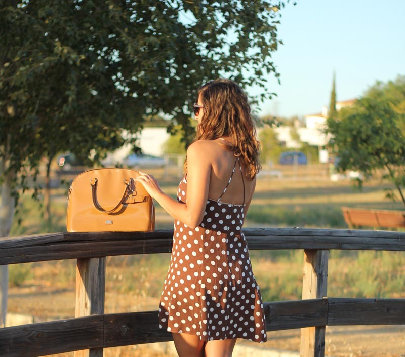 Vestido marrón de lunares