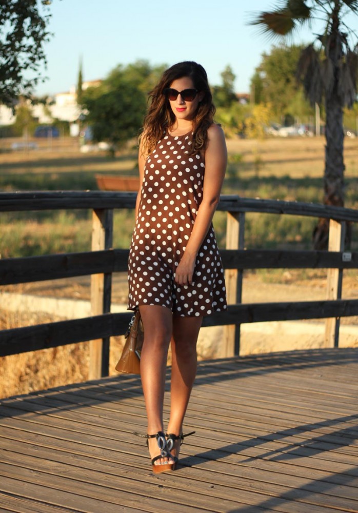 Vestido marrón de lunares