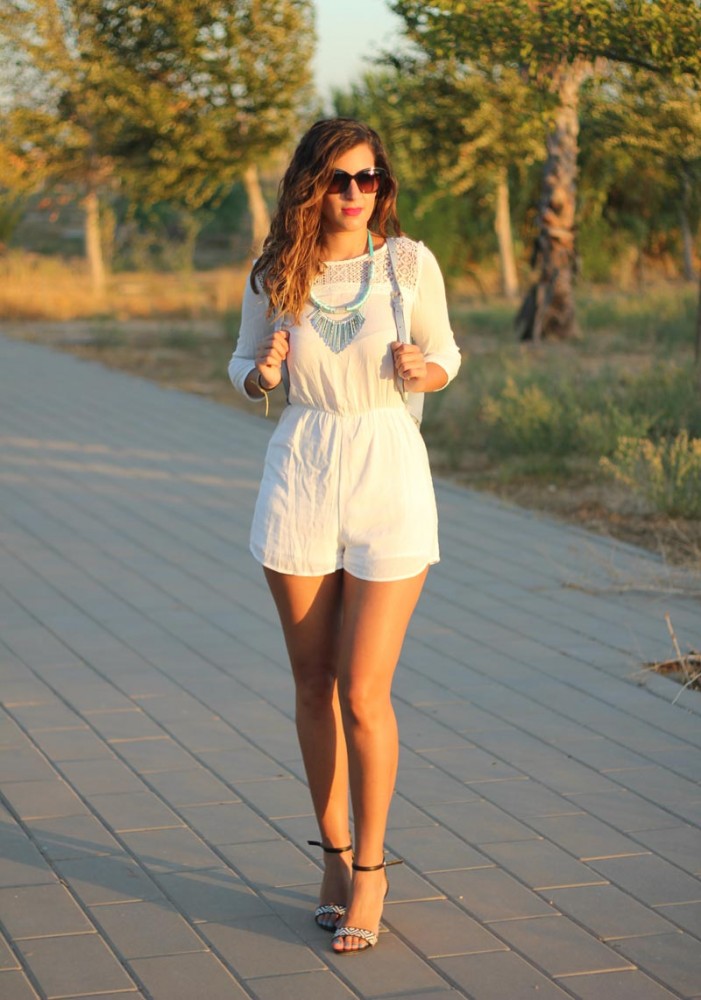 Mono blanco + complementos celestes