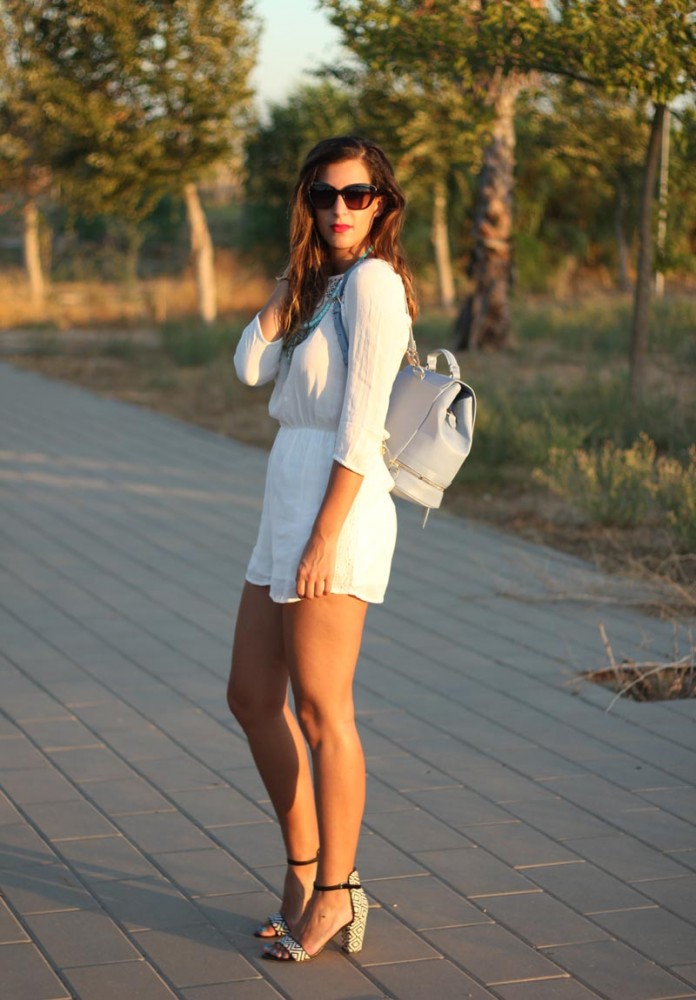 Mono blanco + complementos celestes