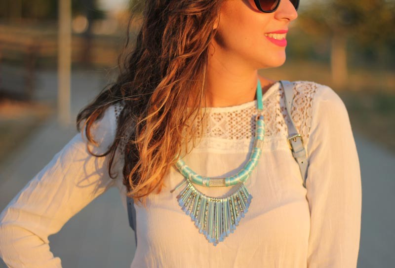 Mono blanco + complementos celestes