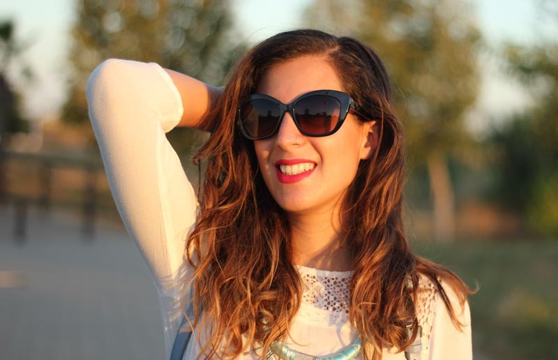 Mono blanco + complementos celestes