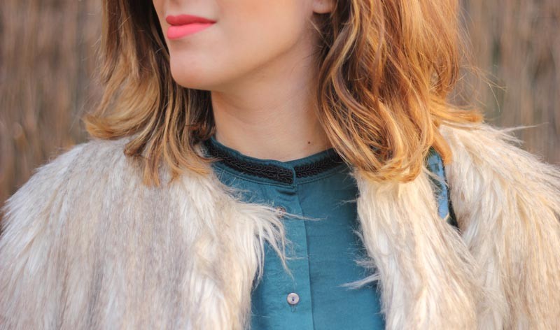 Abrigo de pelo y camisa verde