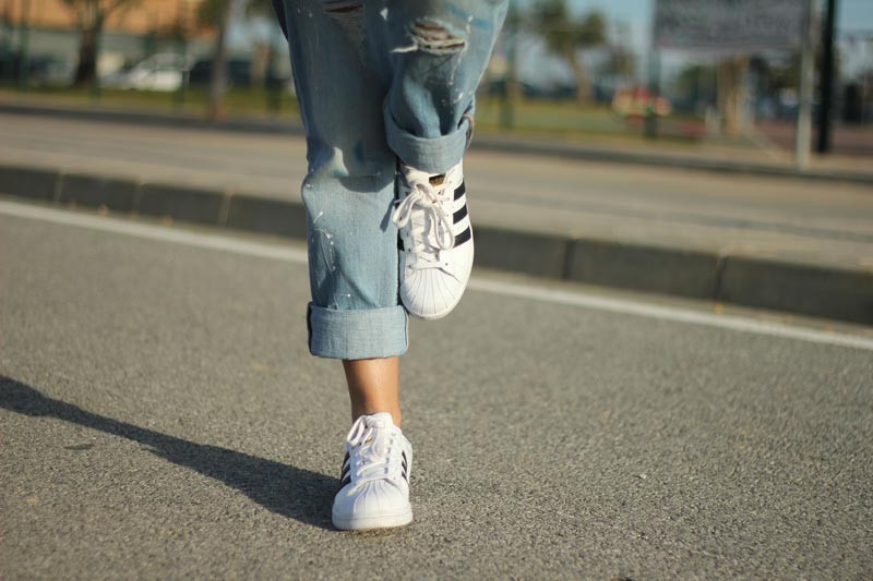 Jersey de rayas y Adidas Superstar