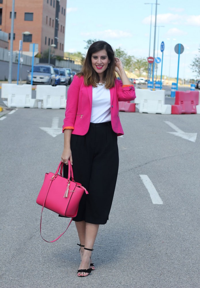 Culottes negros + blazer fucsia de Zara